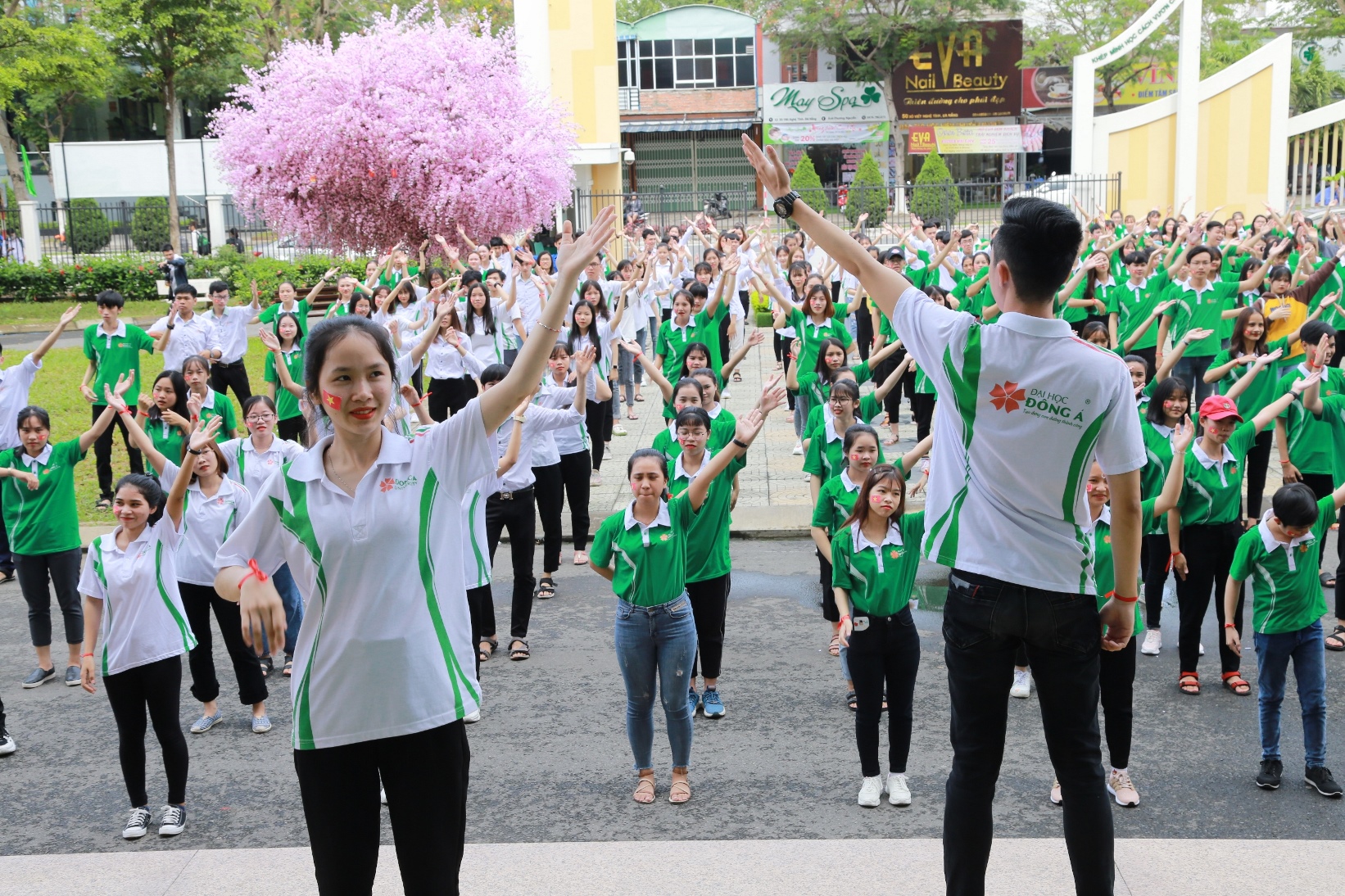 Đồng diễn flash mob gây quỹ vé xe Tết dành tặng sinh viên