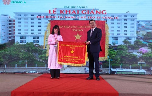 Đại học Đông Á đón nhận Cờ thi đua của Ủy ban nhân dân thành phố Đà Nẵng
