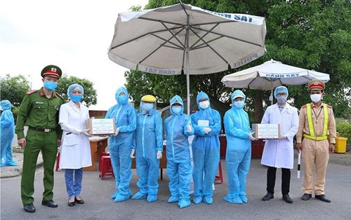 Trao tặng hàng trăm chai dung dịch sát khuẩn khô cho các lực lượng tại 7 chốt chặn cửa ngõ thành phố