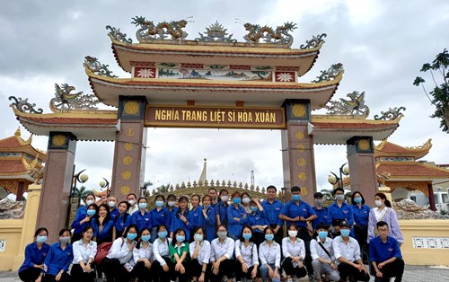 Lễ dâng hương tại Nghĩa trang liệt sỹ Hòa Xuân