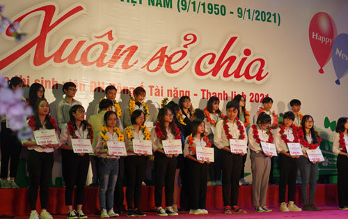 9 sinh viên ngành Dược nhận học bổng Hoa Anh Đào năm học 2019-2020