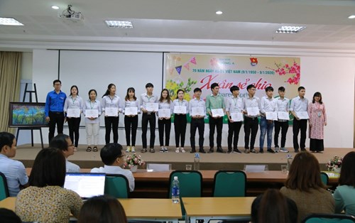 "Xuân sẻ chia" mang 238 vé xe Tết đến sinh viên khó khăn 16 tỉnh miền Trung